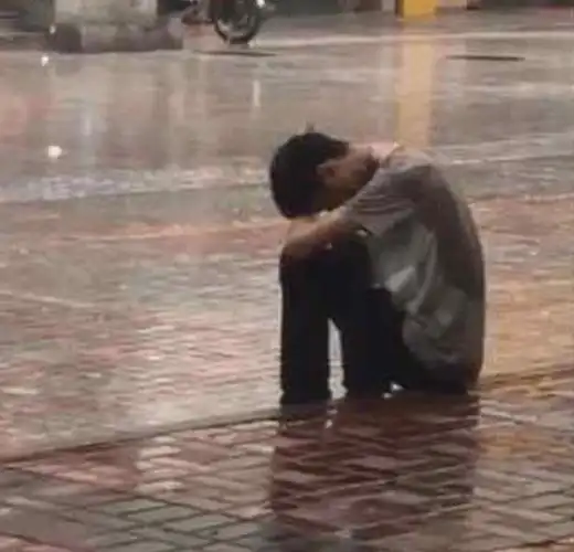 妻子半夜为见男闺蜜让丈夫下车淋雨走回家隔天到家妻子傻眼了