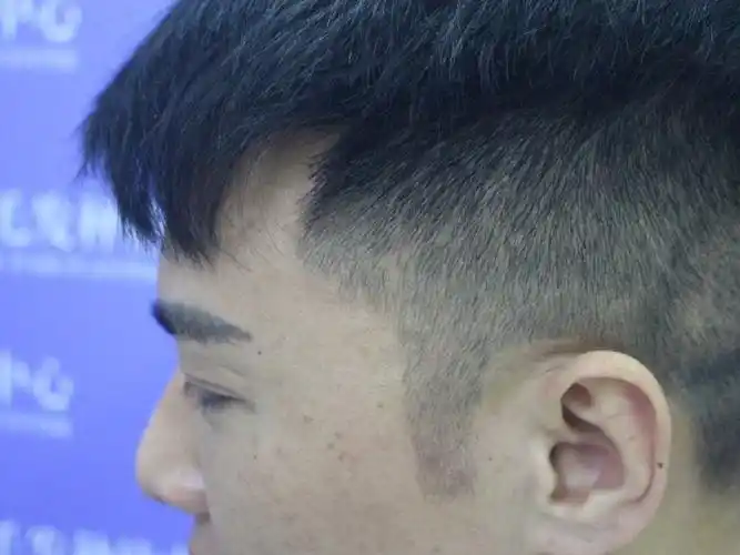 去理发店的时候理发师说我的鬓角太短不好配发型,说