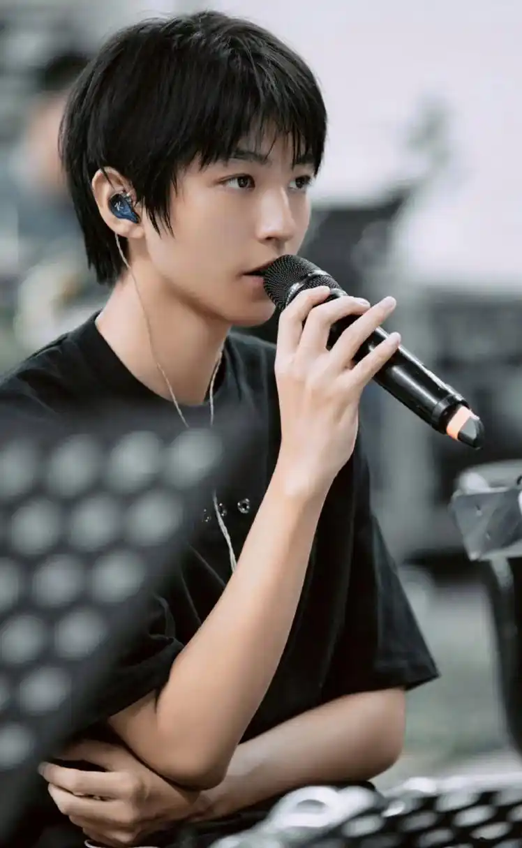 王俊凯近照明显又瘦了不少,侧脸下颌线清晰可见,素颜皮肤也晒黑了一些