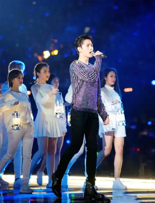 杨洋湖南卫视跨年演唱会热舞帅气图片