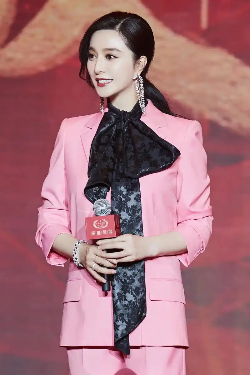 今晚演员范冰冰身穿紀梵希2020早春度假系列西服套装现身济南,出席"