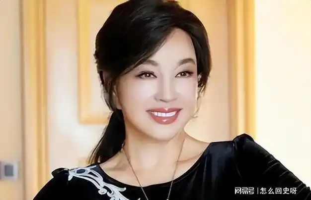 70岁刘晓庆晒打羽毛球照片网友这是70岁的人