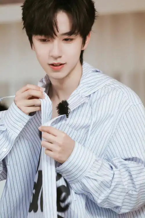 贺峻霖最新花絮照,扯衬衫有点子帅哦!_高清图集_新浪网