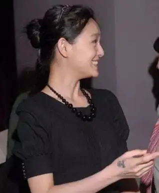 求放过不要再给孩子睡扁头了瞧瞧这些明星的后脑勺有多丑