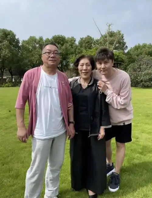 万蒂妮为人豪爽仗义,圈中好友多到要排队十多前,网红鼻祖之一"凤姐"