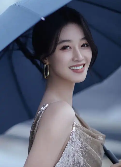 蓝盈莹银色长裙美背写真,雍容华贵,端庄优雅!__财经头条