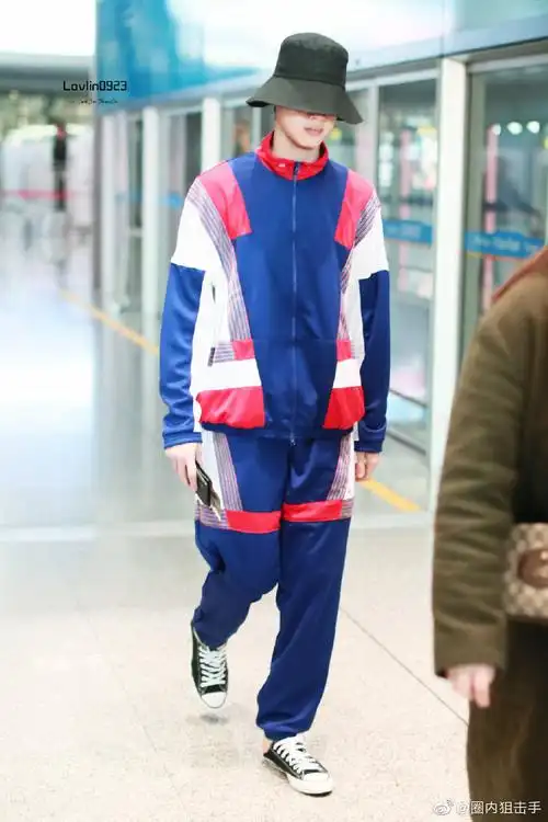 赖冠霖蓝白拼色造型,萌帅萌帅哒!只是,这孩子咋不好好穿鞋呢