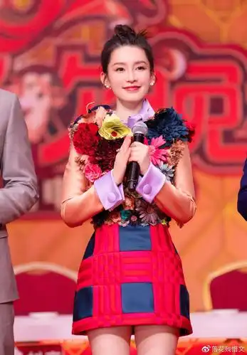 李沁亮相北京台春晚穿搭造型