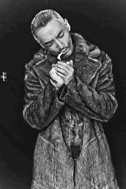 简介:胡歌颓废沧桑风痞帅黑白写真图片,分享一组胡歌图片给大家,图中