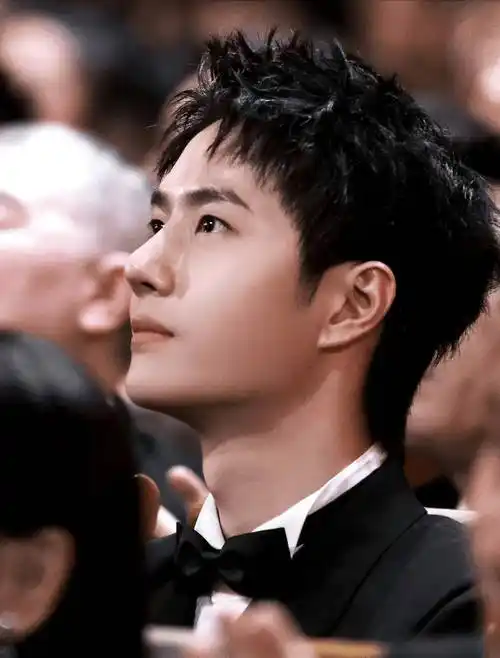 直播间爆料王一博身高体重,长高变瘦同步进行,粉丝:不吃了_品牌_运动