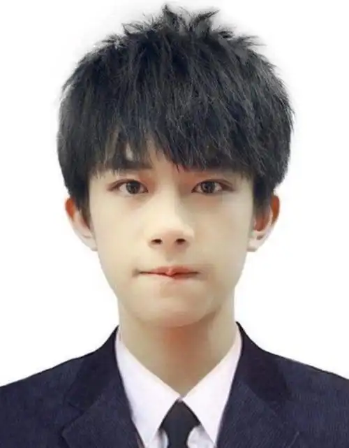 易烊千玺素颜曝光证件照疯传这颜值难道开挂了