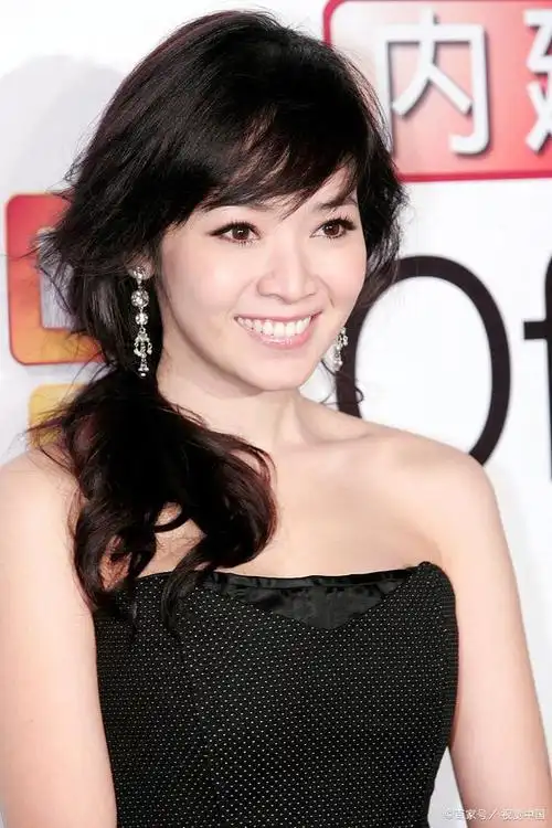 爱笑的侯主播——侯佩岑