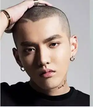 男明星剃光头有的像地痞,有的依旧帅气