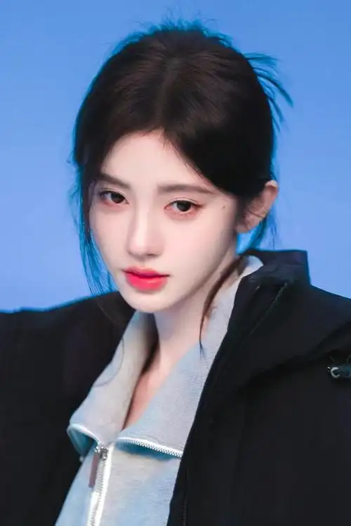 鞠婧祎*蓝底证件照