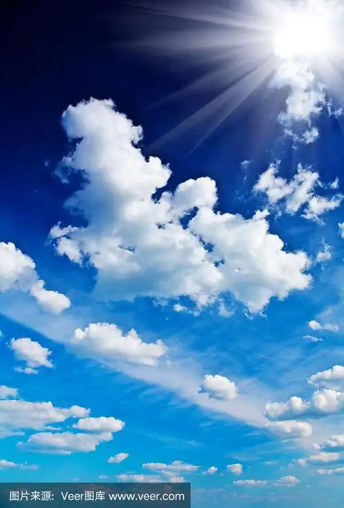 美丽的深蓝色天空和太阳