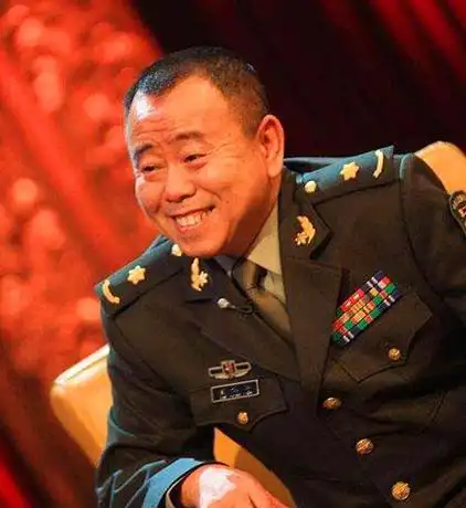 在潘长江10岁那年,一场病痛让他的身高永远停在了1.