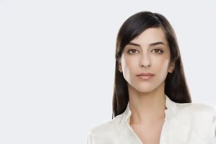 乌黑秀发的外国美女高清图片