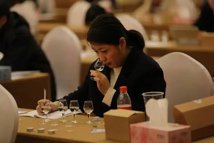 白酒品鉴师教你怎么从色香味尝评白酒