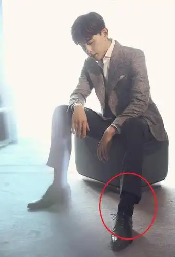 邓伦西装衬衫变"型男",坐下来却逼疯强迫症:耍帅要注意细节