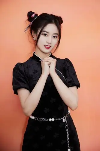 徐艺洋身穿黑色旗袍知性大方双丸子头俏皮可爱