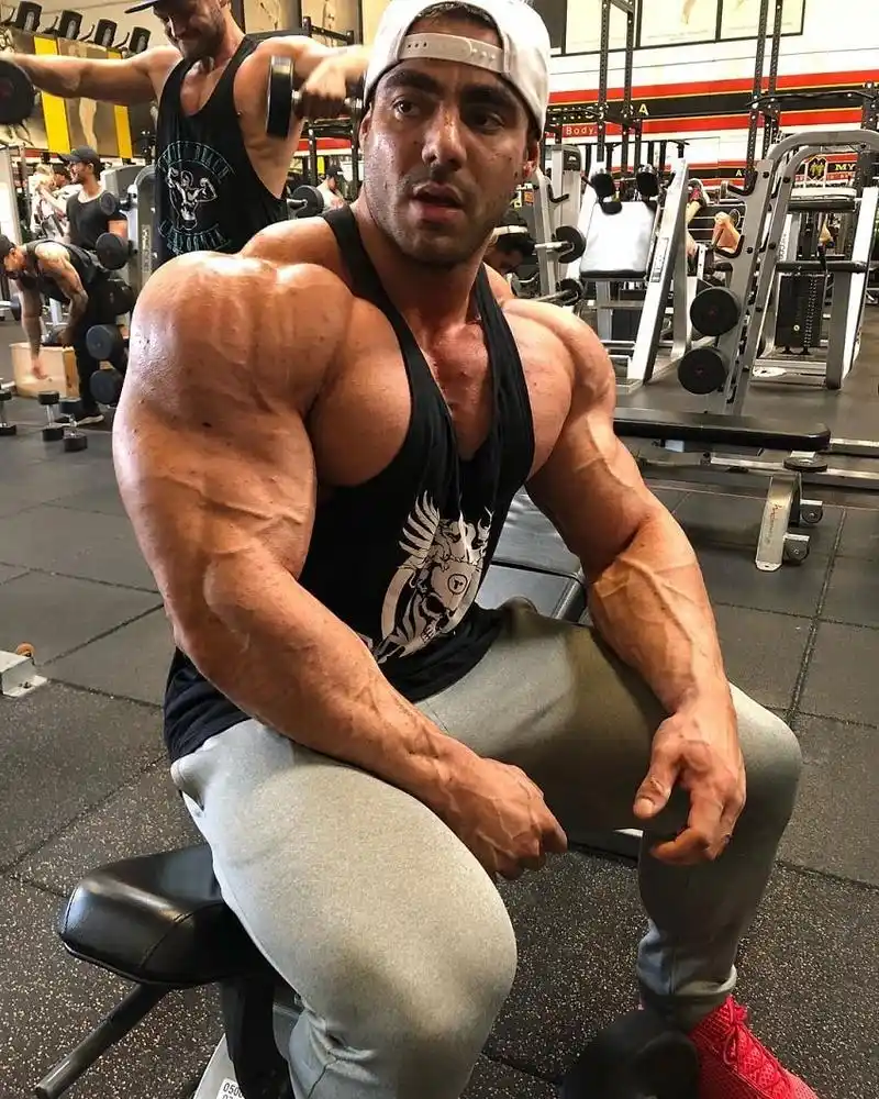 原创巴西25岁男子五年时间增加一倍肌肉量看身材转变让人振奋