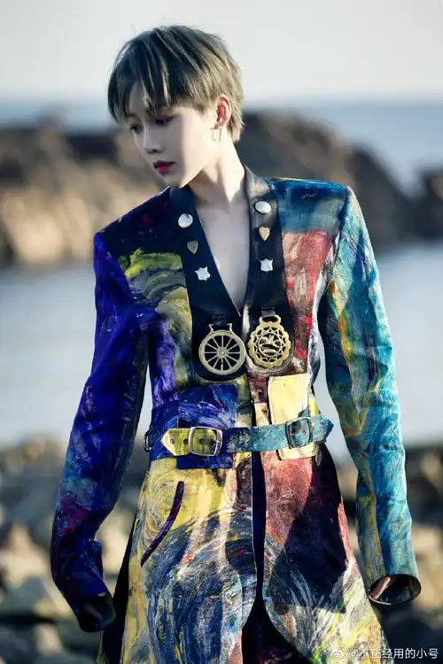 刘雨昕潮流合伙人# [可爱]#刘雨昕现身央视.