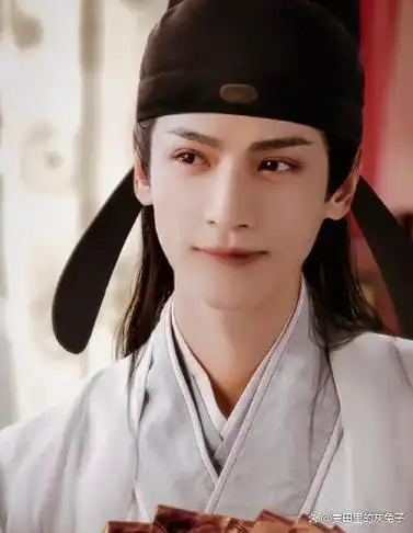 最近罗云熙新剧《长月烬明》热播,饰演的詹台烬又一次惊艳到我了,再加