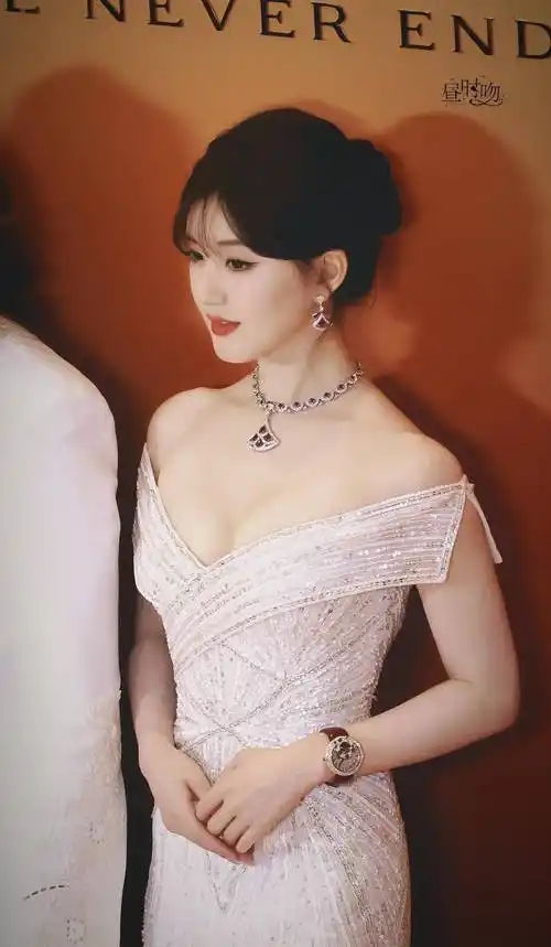 "赵露思"宝格丽活动现场,美如仙女,明星时尚写真图片_眼睛_裙子_感觉