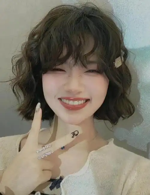 有些气质还显脸小,经过烫卷后的发丝,发量都变多了,整体蓬松显脸小,也