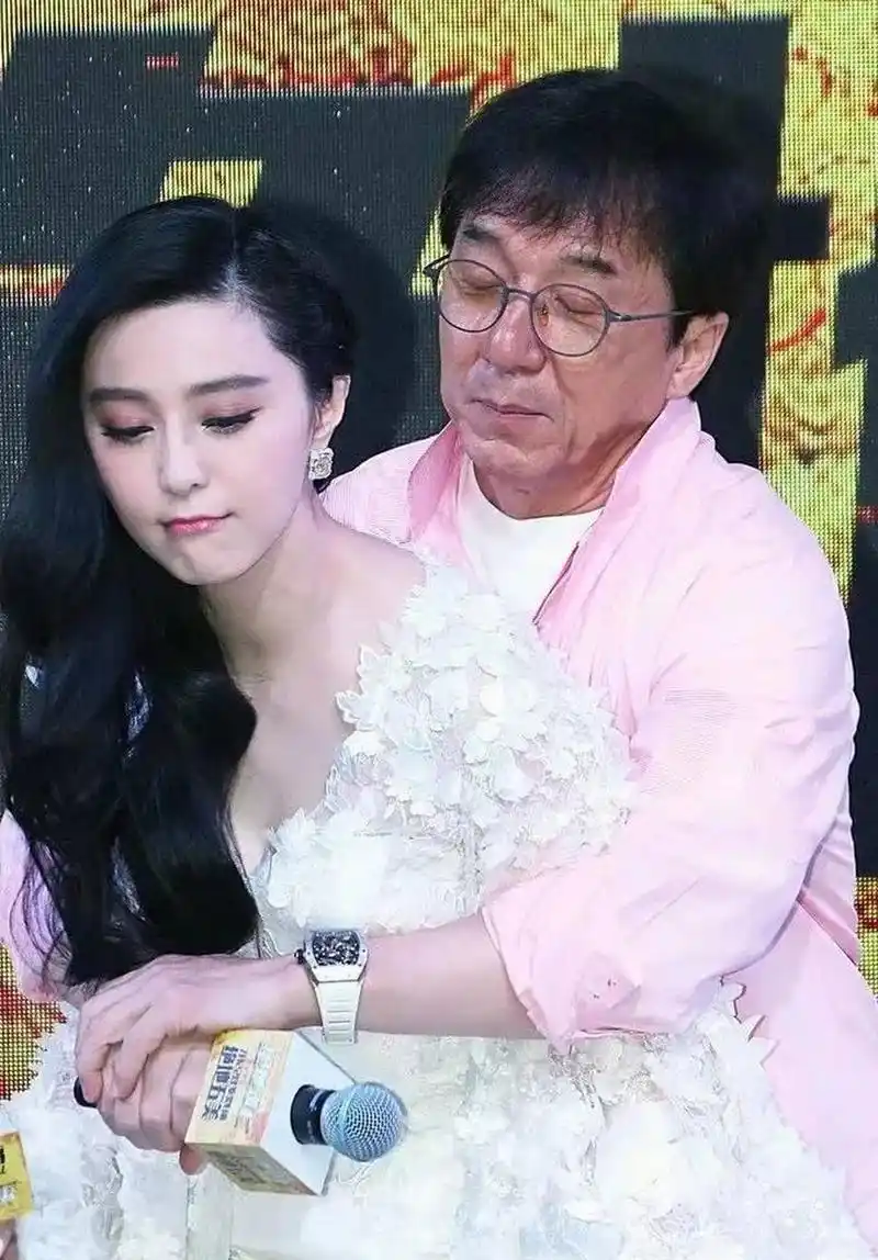 当年范冰冰做梦都想删掉的合照,穿透视裙被成龙从后抱,网友直呼:不好