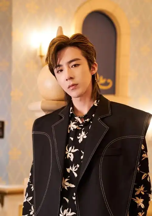 戒烟的刘宇宁被拍到在公众场合吸烟因吸烟垮掉的人设还少吗