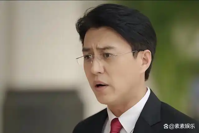 勒东白发更显魅力,45岁呈现真实生活状态,戏里戏外活得通透