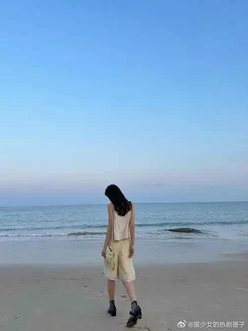 周雨彤晒海边背影照