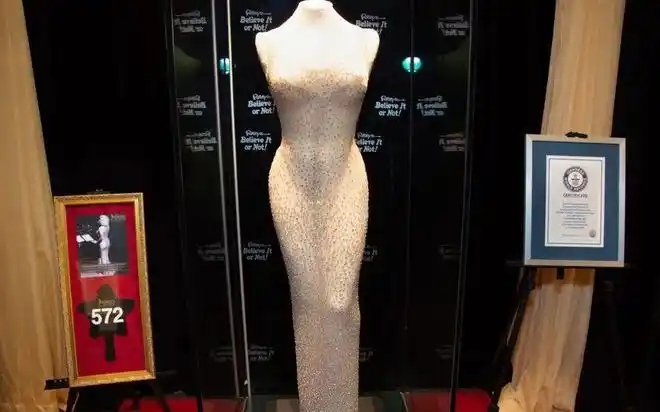 卡戴珊穿坏了全世界最贵的梦露古董裙被网友怒骂毁了美国国宝