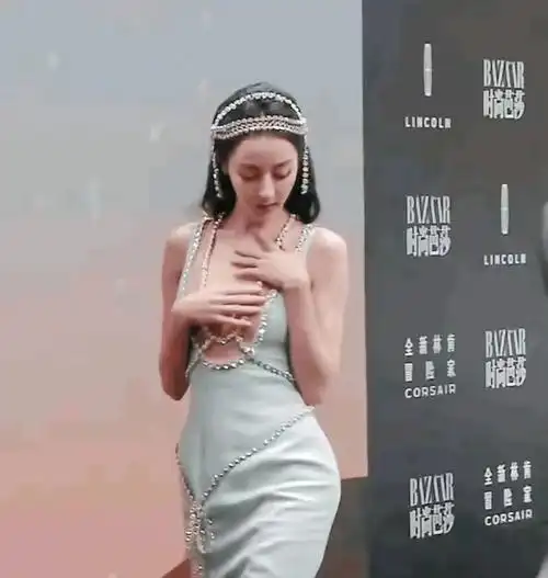 近日,金星谈论文化自信,在直播间说女明星穿暴露的衣服捂胸一事引起了