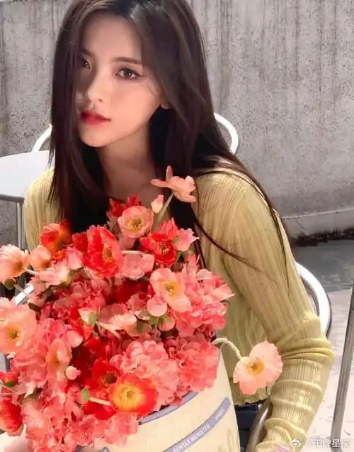 杨超越捧花头像