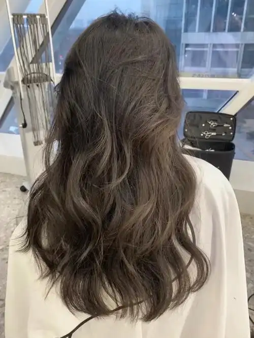 黑茶色加卷发绝了显头发质感的发色