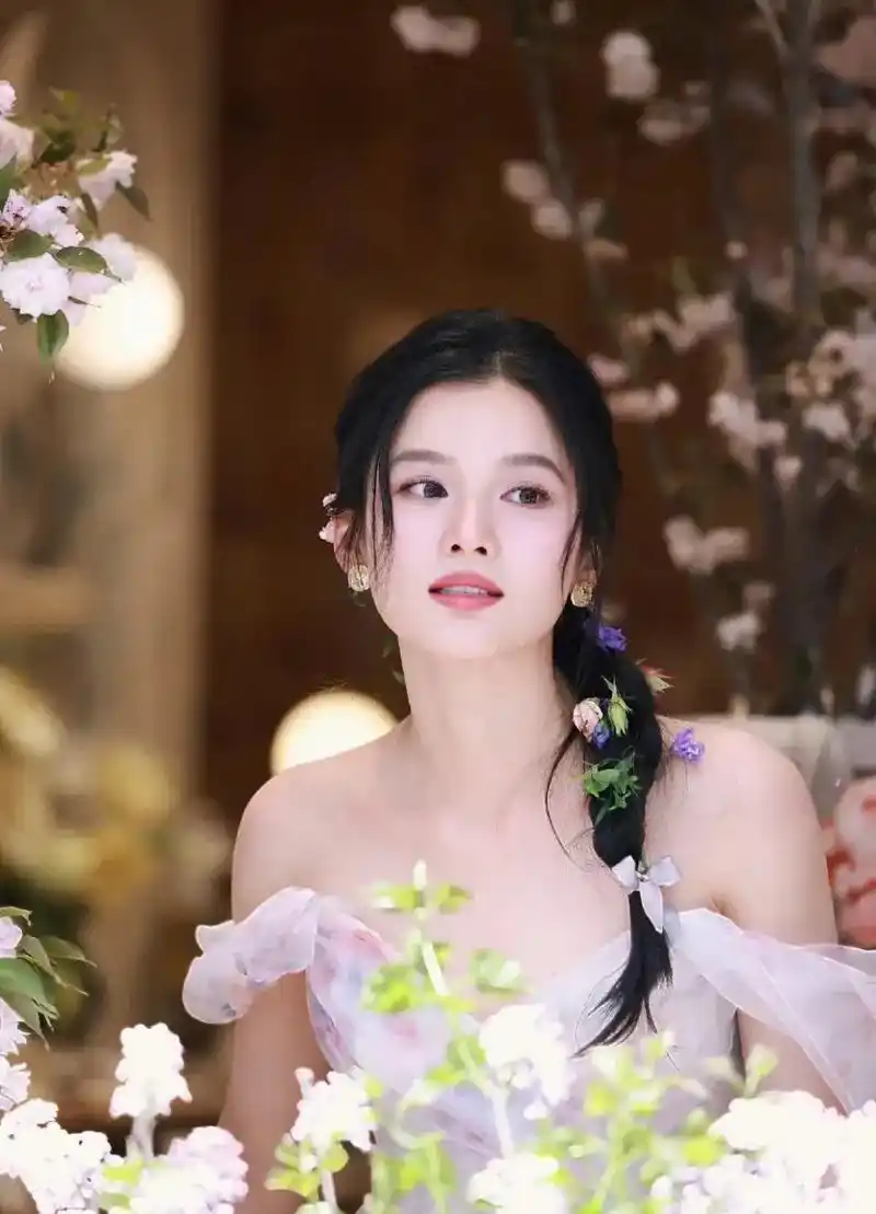 娱乐圈女明星张婧仪花中美照