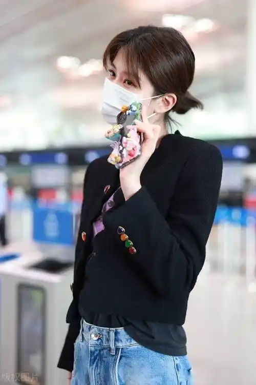 街拍乔欣短外套牛仔裤时髦街头