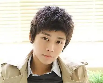 蓬松的厚刘海碎发,适合脸型偏瘦,并且五官立体的男生,这种发型显得很