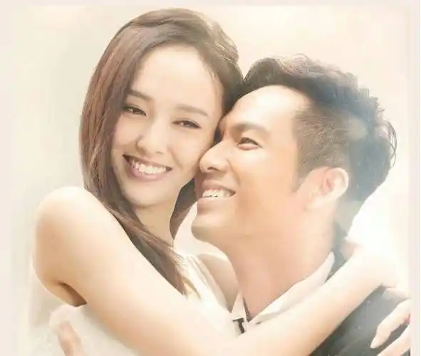 那时钟汉良和唐嫣合作拍了一部戏,名字叫作《何以笙箫默》,剧中两个人