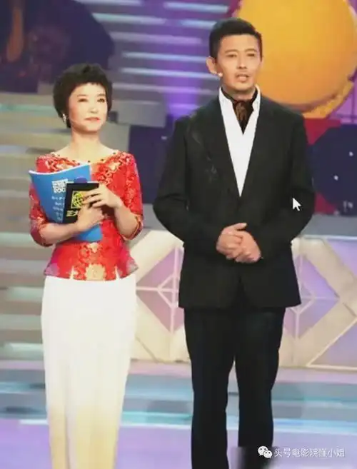他是中国内地第一代娱乐节目主持人,却在当红的时候离开了央视的主持