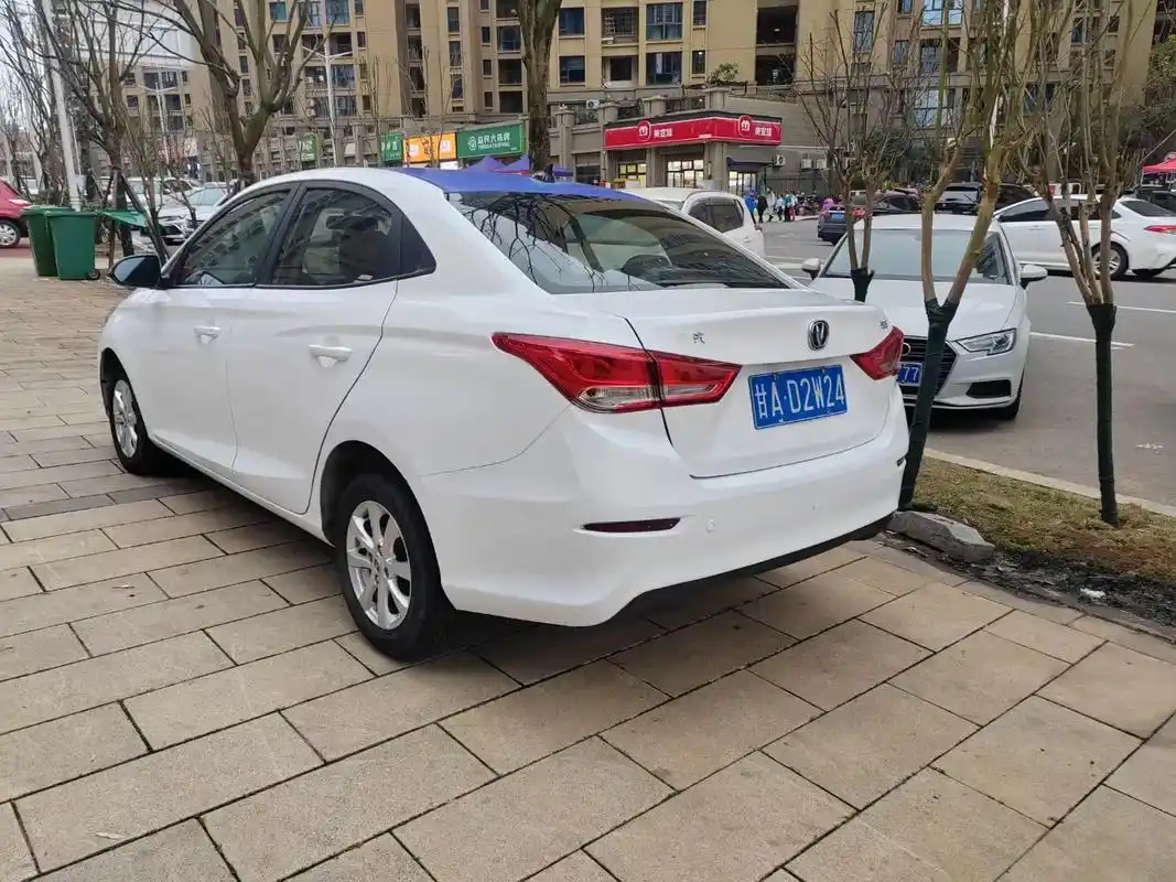 女生代步万元小车首选新款长安悦翔