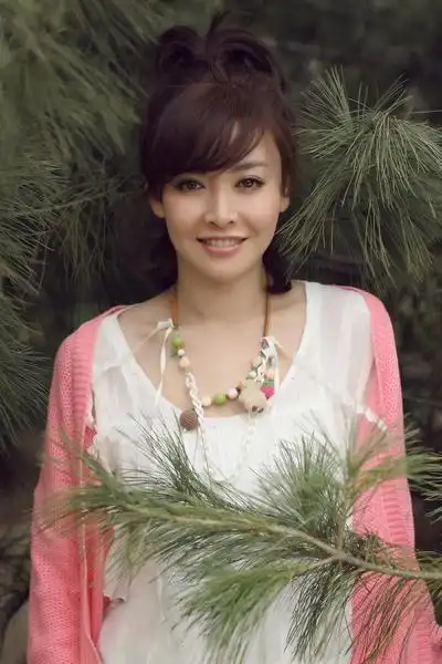 张慧养父初露锋芒新写真秀秋冬风情