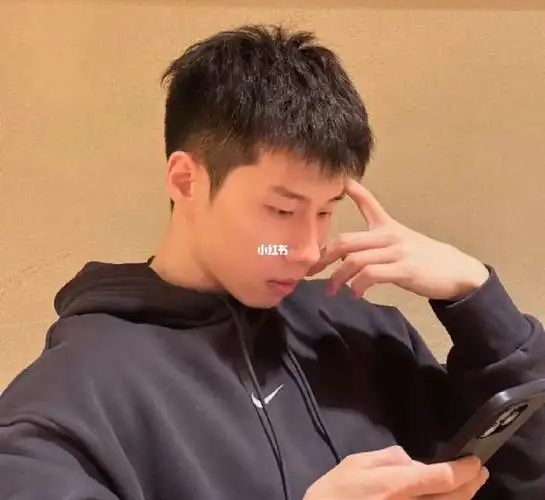 首先把两边的头发渐层铲短,上面的头发及刘海保留一定的长度,再修剪出