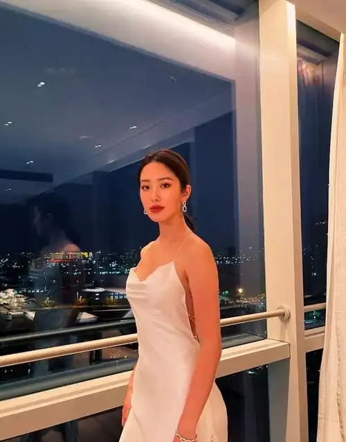 2017年,陈金飞和杨采钰在街头拥吻的照片曝光后,引起了极大的轰动.