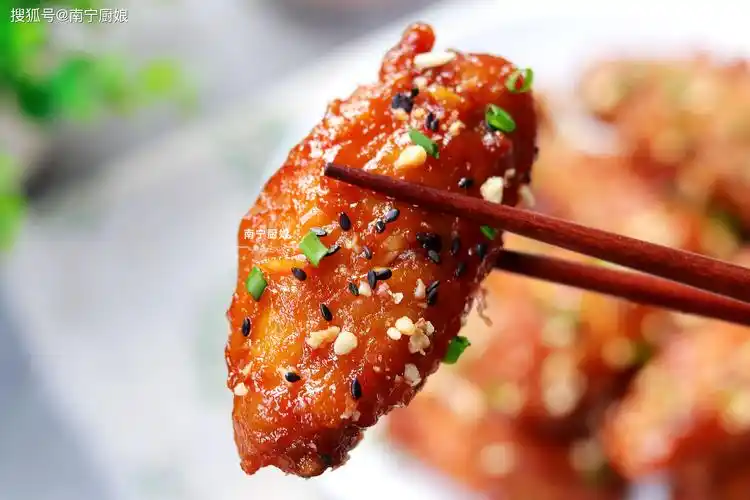 炸鸡翅时直接下锅炸是不对的多做一个步骤炸出来入味又酥香