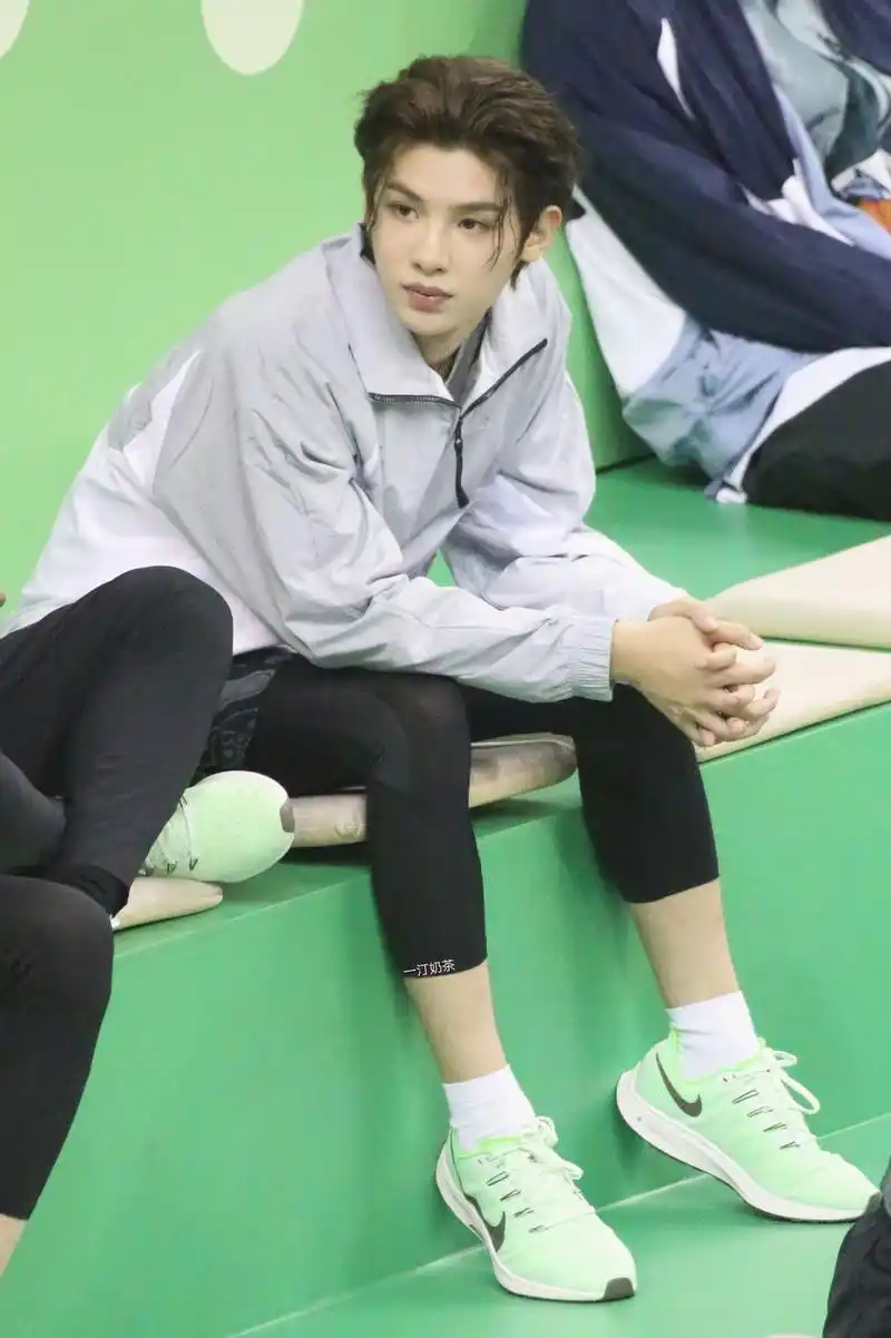 justin分享190714前方元气小贾出现全场最可爱最自信最酷的崽黄明昊