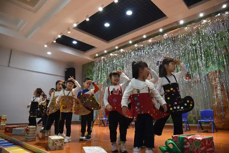 中四班《米格爷爷鞋匠铺》表演开始啦!