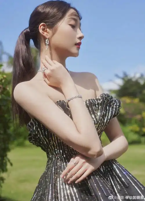 关晓彤微博更新今日gq盛典两套美图